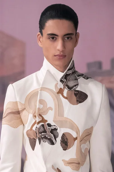 Look 16